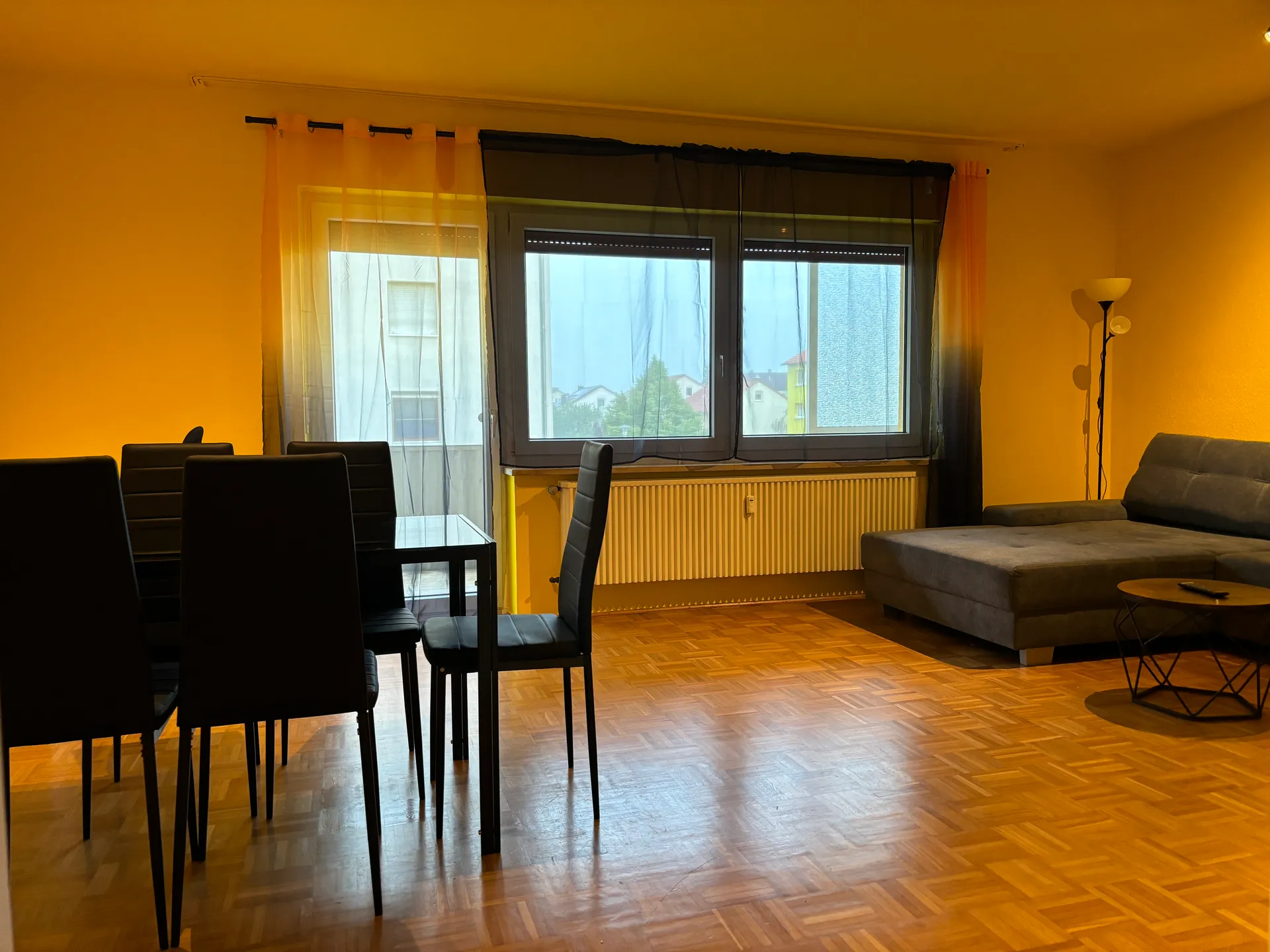 Heller Wohn- und Essbereich der Ferienwohnung in Ansbach